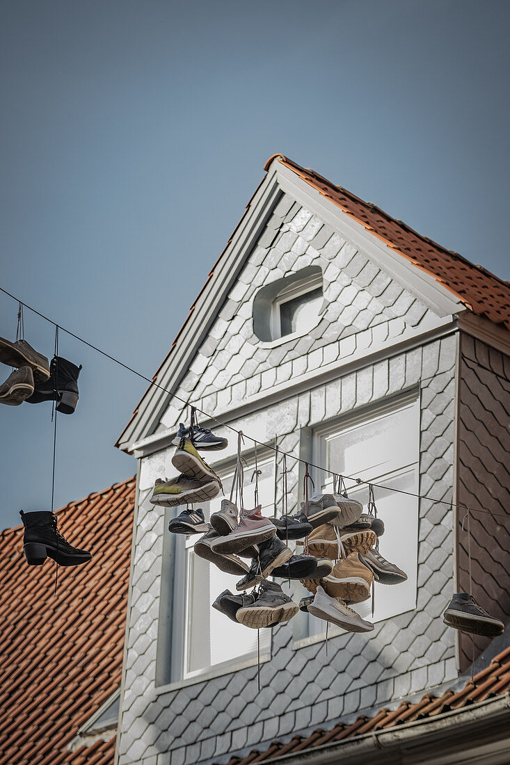 Schuhe auf einem Kabel in Lüneburg, Niedersachsen, Deutschland
