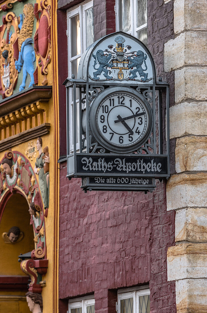 Alte Uhr an der Ratsapotheke in Lüneburg, Niedersachsen, Deutschland