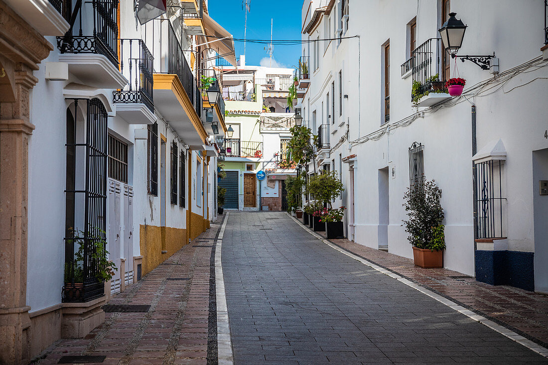 Typische kleine Straße in der Altstadt von Marbella, Spanien