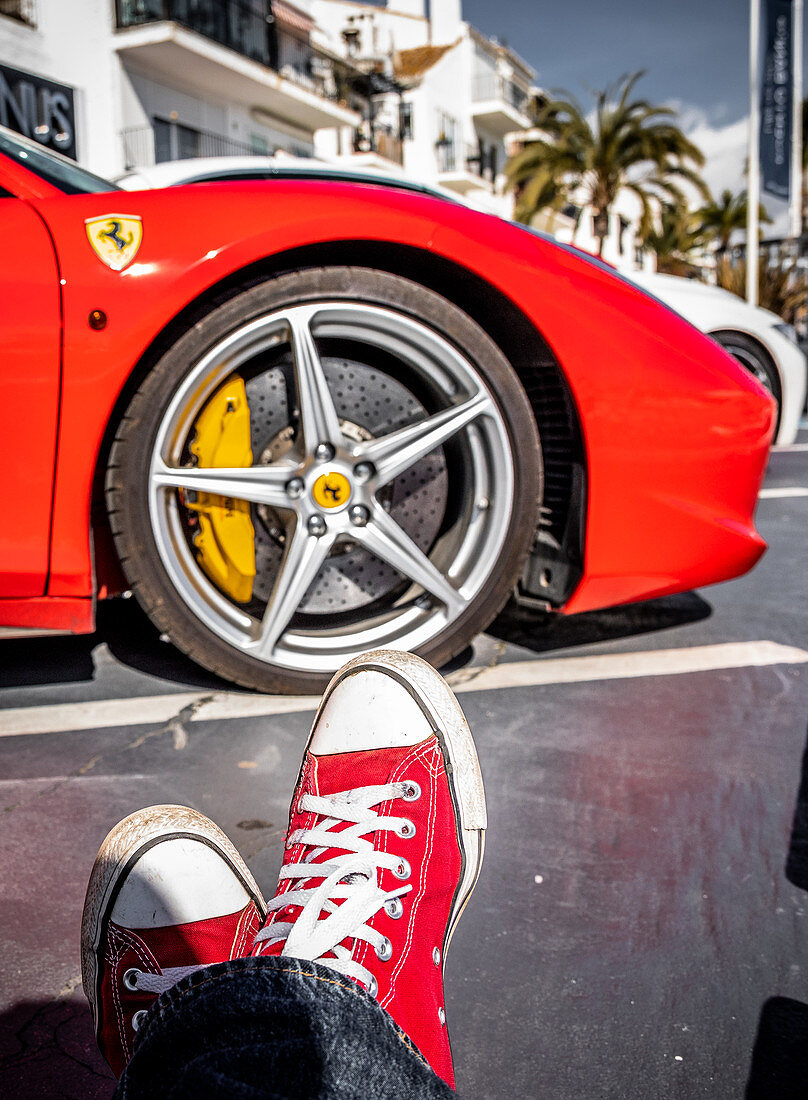 Ferrari und rote Sneakers in Puerto Banús, Marbella, Spanien