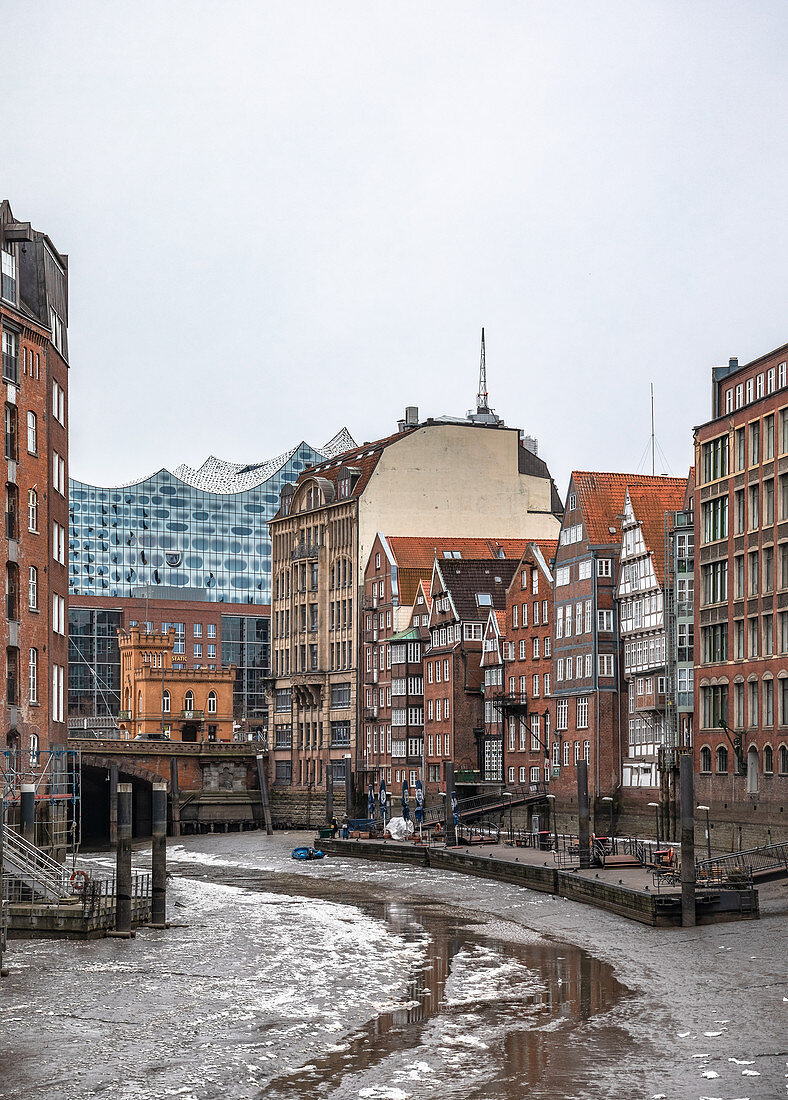 Blick vom Kanal auf die Elbphilharmonie in Hamburg, Deutschland