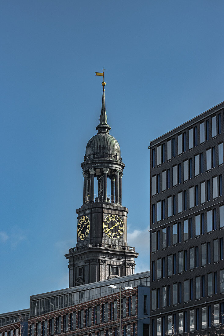 Blick auf die Hauptkirche Sankt Michaelis in Hamburg, Deutschland