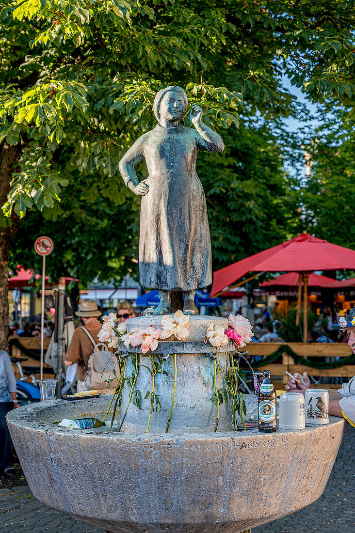 Brunnenfigur, Statue Liesl Karlstadt (bayerische Soubrette, Schauspielerin und Kabarettistin), Viktualienmarkt, Altstadt von München, Bayern, Deutschland