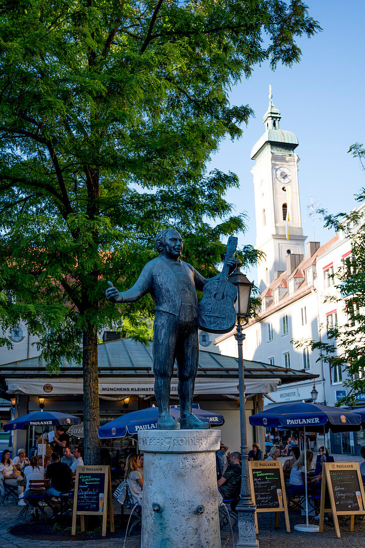 Brunnenfigur, Statue Roider Jackl (bayerischer Volkssänger), Viktualienmarkt, Altstadt von München, Bayern, Deutschland
