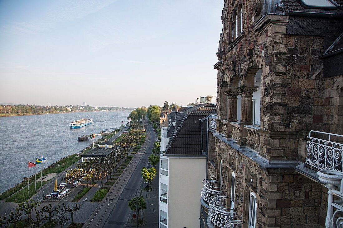 Blick vom Rheinhotel Loreley zum Flusskreuzfahrtschiff, das sich dem Anleger Königswinter am Rhein nähert, Königswinter, Nordrhein-Westfalen, Deutschland, Europa