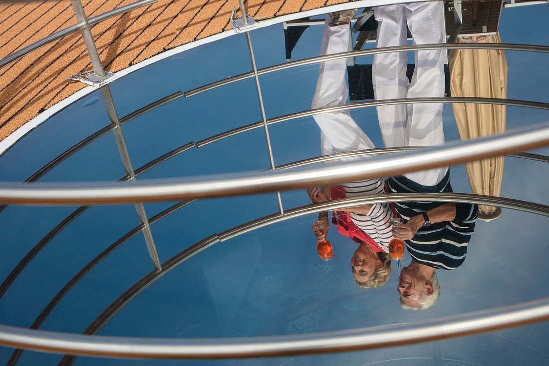Spiegelung von Paar im Deckenfenster von Flusskreuzfahrtschiff während Kreuzfahrt auf dem Rhein, nahe Andernach, Rheinland-Pfalz, Deutschland, Europa