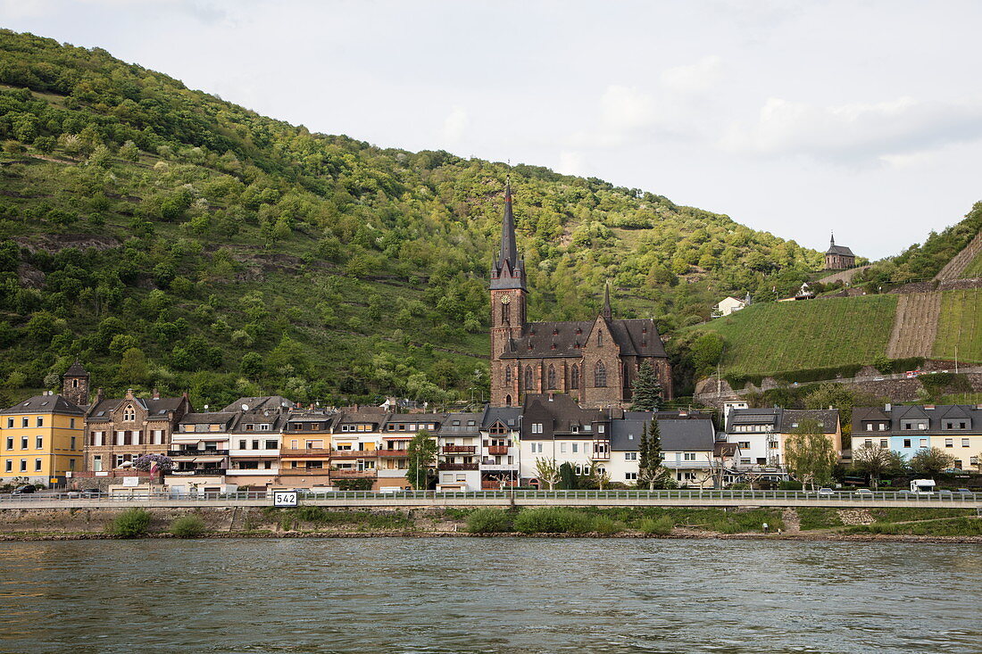Rheinufer und Stadt mit St. Bonifatius Kirche, Lorchhausen, Hessen, Deutschland, Europa