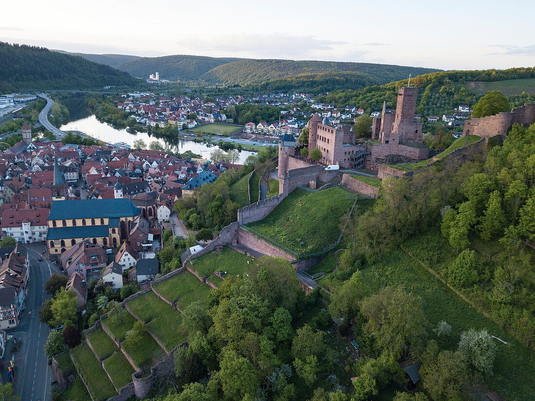 Luftaufnahme der Altstadt und Burg Wertheim mit Main in der Ferne, Wertheim, Spessart-Mainland, Franken, Baden-Württemberg, Deutschland, Europa