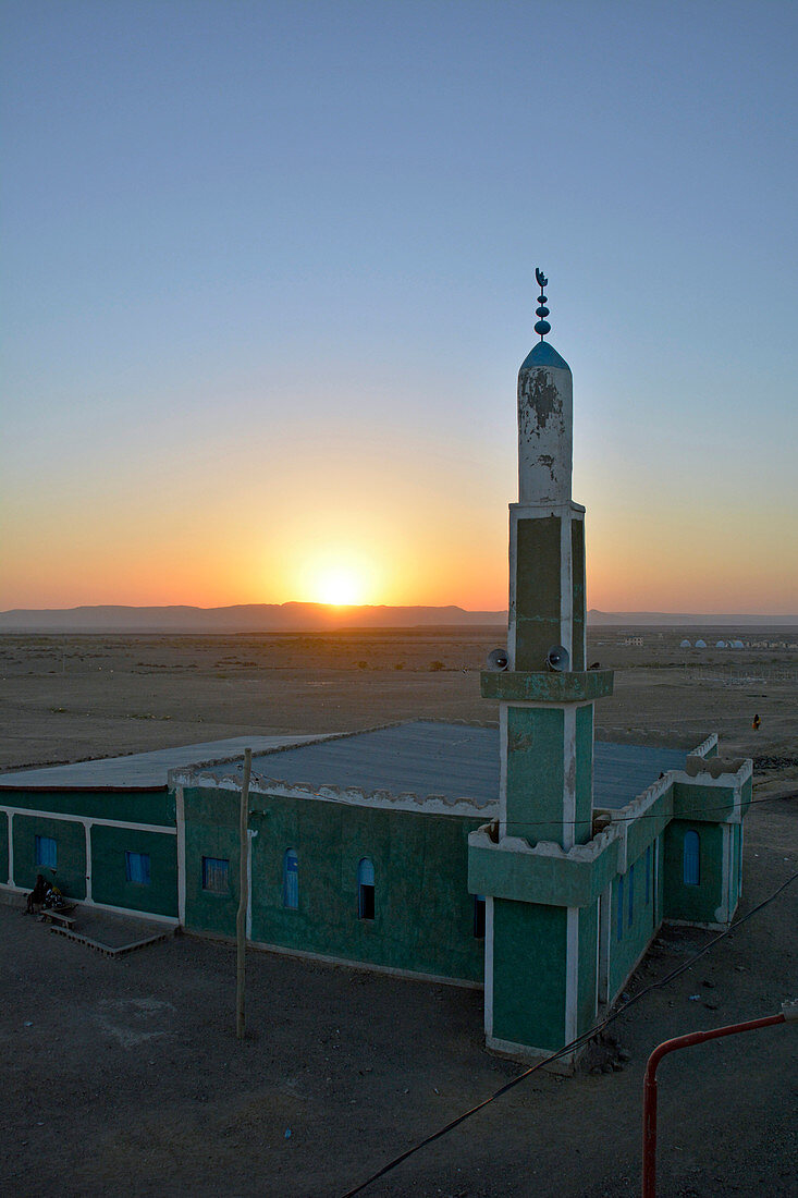 Äthiopien; Region Afar; am Rand der Danakil Wüste; Moschee am Stadtrand von Semera