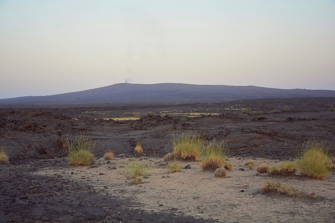 Äthiopien; Region Afar; Danakil Wüste; Danakil Senke; rauchender Vulkan Erta Ale; aufgenommen vom Erta Ale Camp