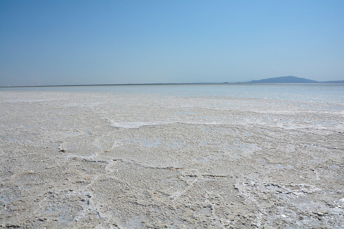 Äthiopien; Region Afar; Danakil Wüste; Danakil Senke; endlose Salzkruste am Ufer des Karum See; Salzabbau um den See