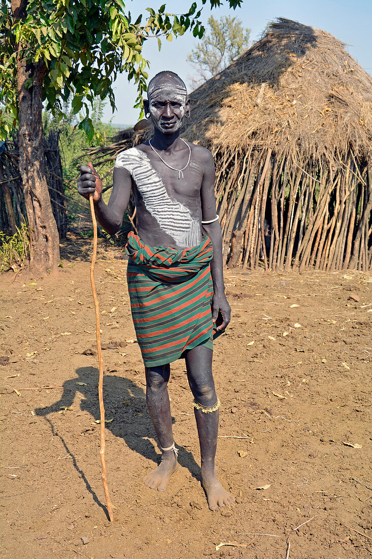 Äthiopien; Region der südlichen Nationen; Mago Nationalpark; unterer Omo Fluss; junger Mann aus dem Volk der Mursi;