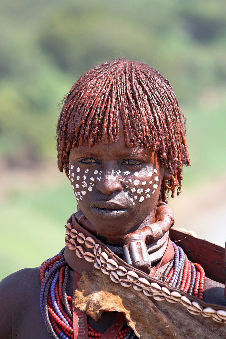 Äthiopien; südliches äthiopisches Hochland; Dorf Kolcho am Omo Fluss; junge Hamer Frau mit typischer Lockenfrisur und Schmuck; sog. Erstfrau, zu erkennen am massiven Halsreif mit Ornament