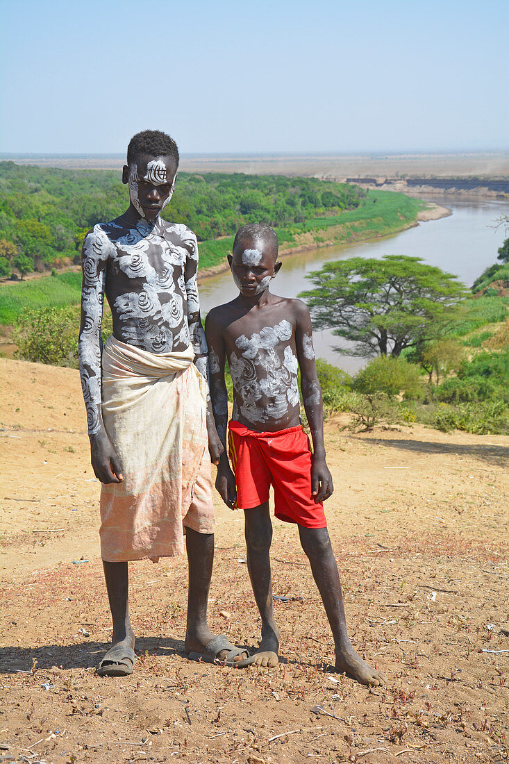 Äthiopien; Region der südlichen Nationen; Dorf Kolcho; am Omo Fluss; zwei Jungen mit Körperbemalung; Volksgruppe der Karo