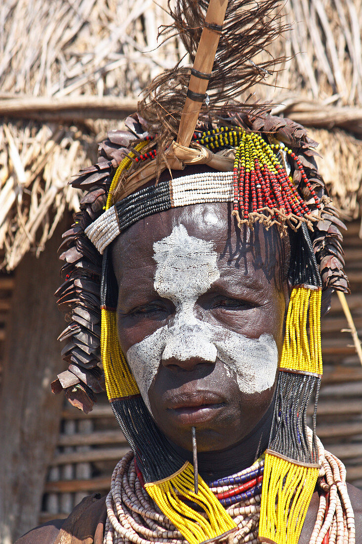Äthiopien; Region der südlichen Nationen; südliches äthiopisches Hochland; Dorf Kolcho am Omo Fluss; Karo Frau mit Kopfschmuck und Gesichtsbemalung;