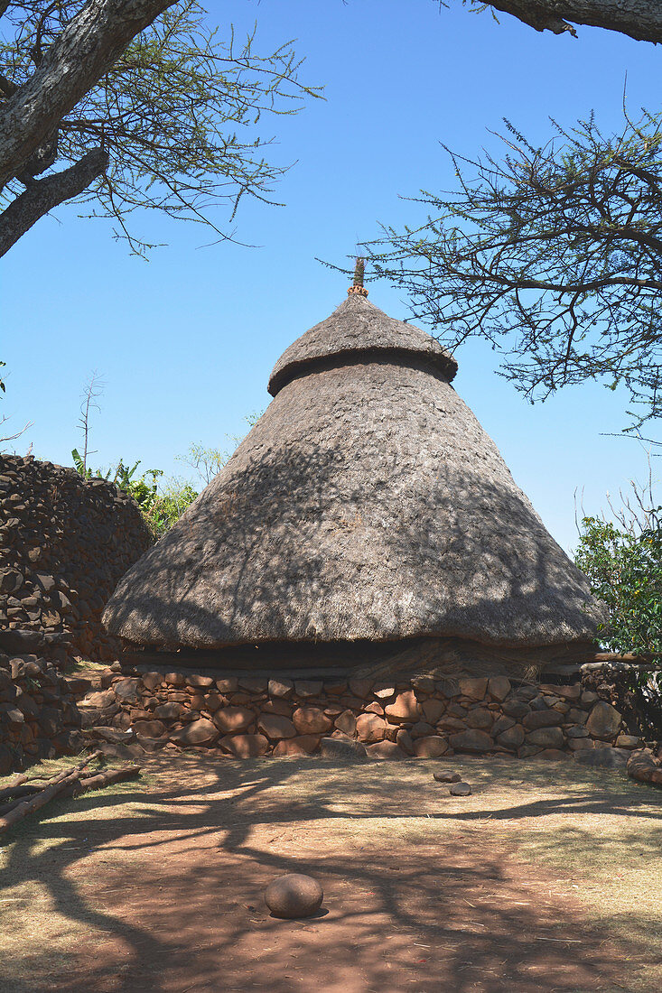 Äthiopien; Region der südlichen Nationen; Steinhaus in Konso; traditionelle Bauweise; Volk der Konso