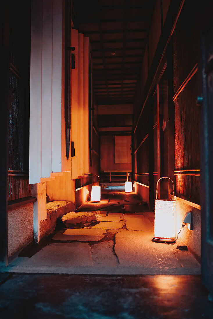 Gasse in Kyoto bei einer Tempelstätte, Japan