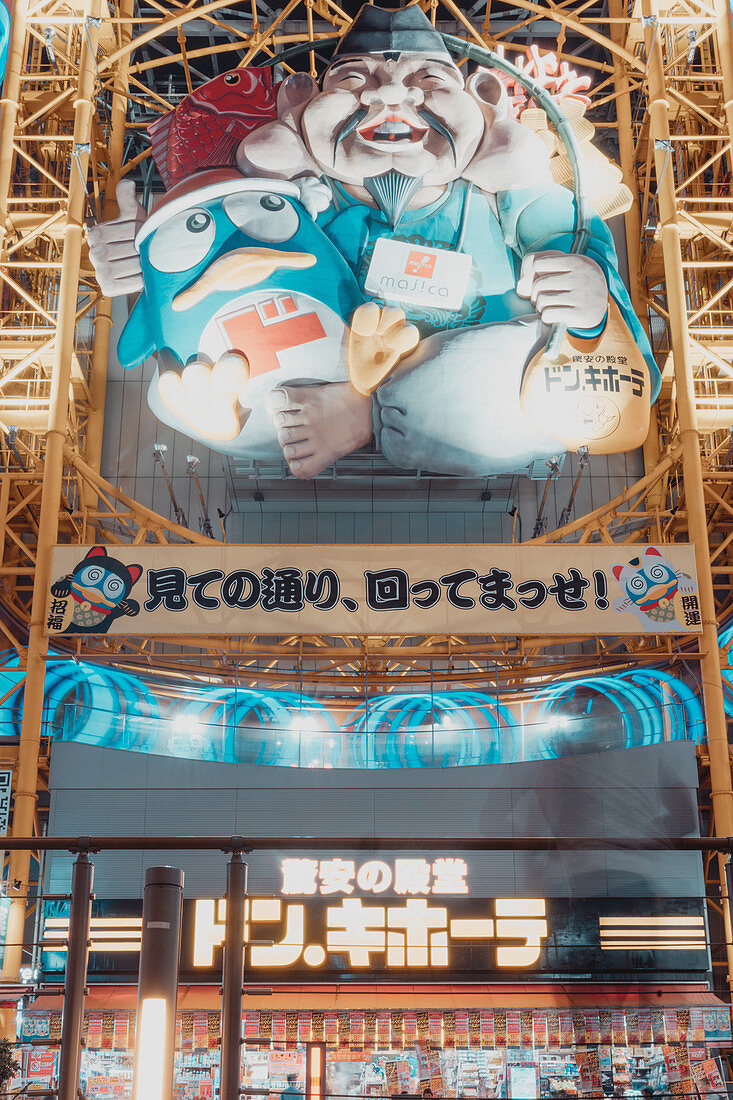 Aufwendige Leuchtreklame in Osaka mit den Maskotchen der Supermärkte von Don Quijote, Osaka, Japan