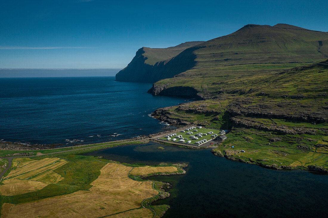 Der Campingplatz von Eidi auf Eysturoy ist ein ehemaliger Fußballplatz der Färöer Inseln\n