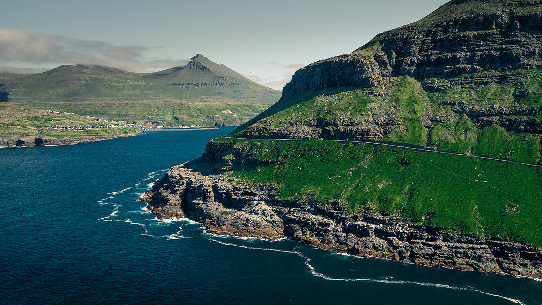 Insel Streymoy und Eysturoy am Tag bei Sonne und blauem Himmel, Färöer Inseln\n