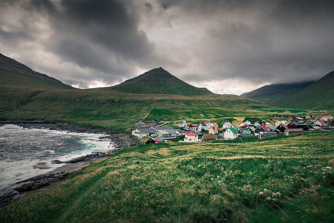 Dorf Gjogv auf Eysturoy mit Meer und Bergen, Färöer Inseln