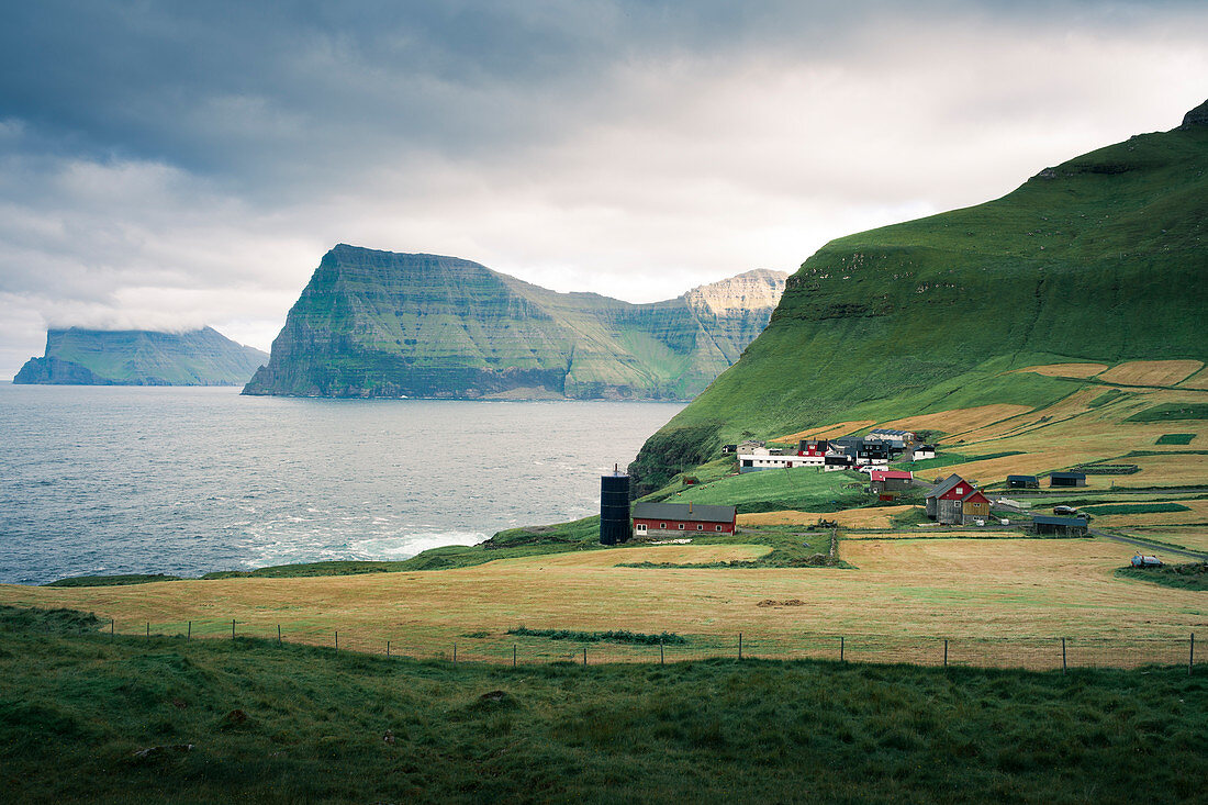 Dorf Trøllanes auf der Insel Kalsoy, Färöer Inseln\n