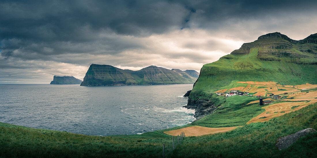 Dorf Trøllanes auf der Insel Kalsoy, Färöer Inseln\n