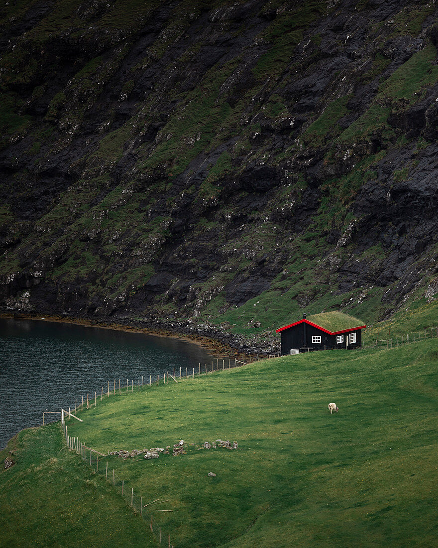 Hütte in der Bucht von Saksun auf der Insel Streymoy, Färöer Inseln\n