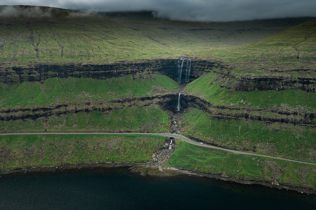 Wasserfall Fossa auf Insel Streymoy, von oben, Färöer Inseln\n
