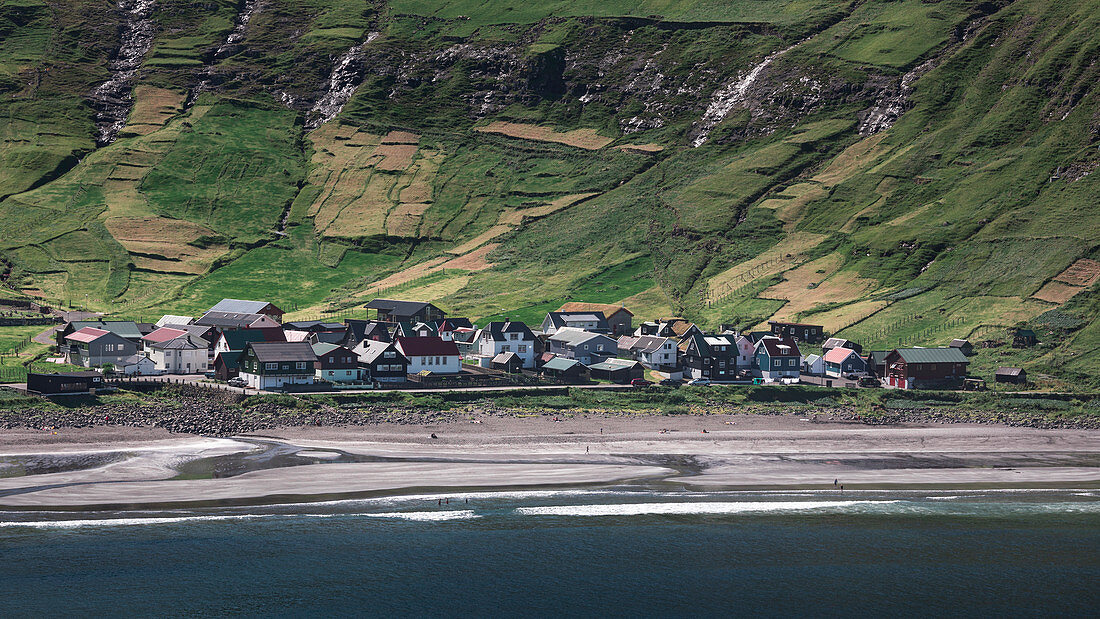Dorf Tjørnuvík auf Streymoy mit Sandstrand auf Färöer Inseln bei Tag\n