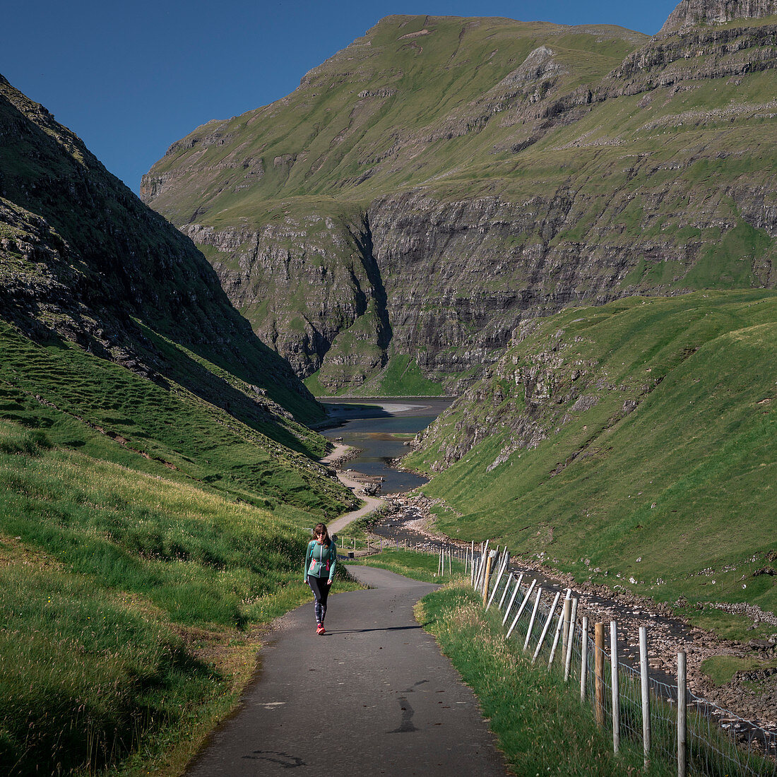 Frau auf Wanderweg in die Bucht von Saksun, Streymoy, Färöer Inseln\n