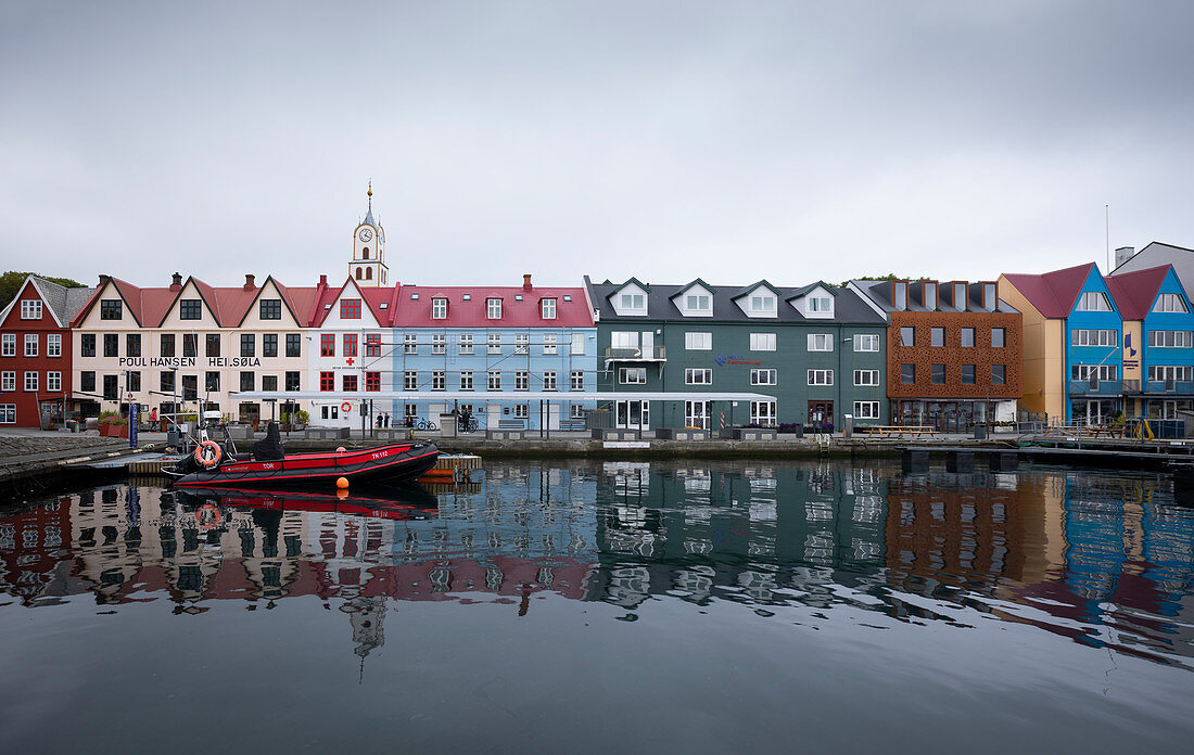 Bunte Häuser am Hafen der Hauptstadt Torshavn, Färöer Inseln