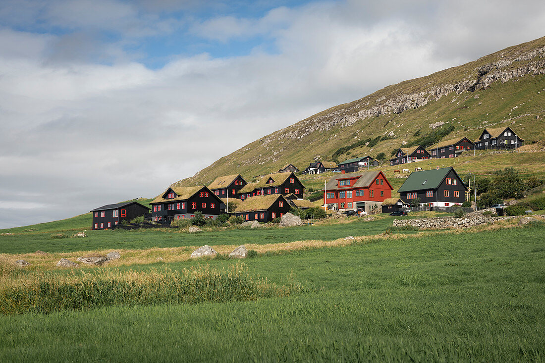 Häuser im Dorf Kirkjubøur auf Streymoy, Färöer Inseln\n