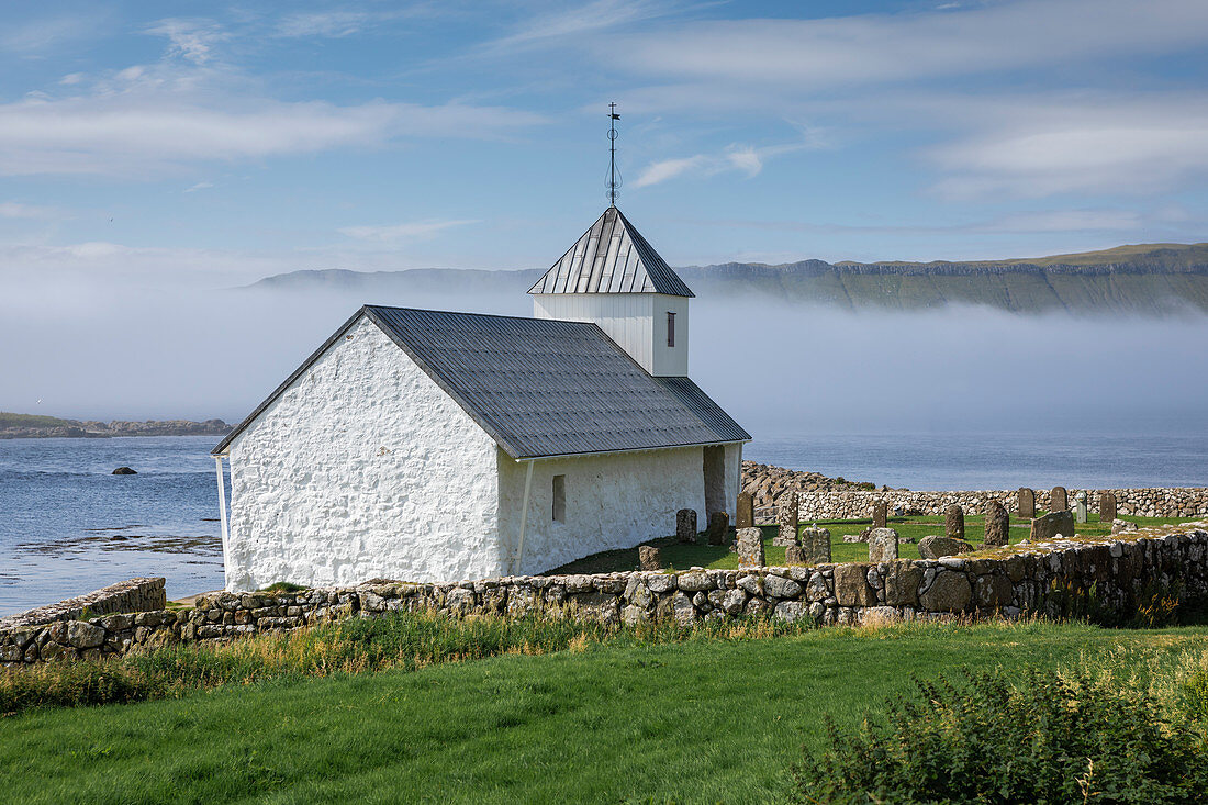 Kirche im Dorf Kirkjubøur auf Streymoy, Färöer Inseln\n