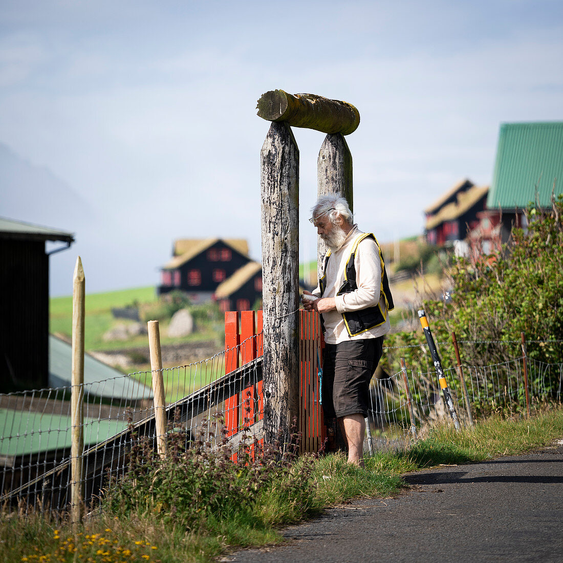 Einwohner vom Dorf Kirkjubøur auf Streymoy, Färöer Inseln\n