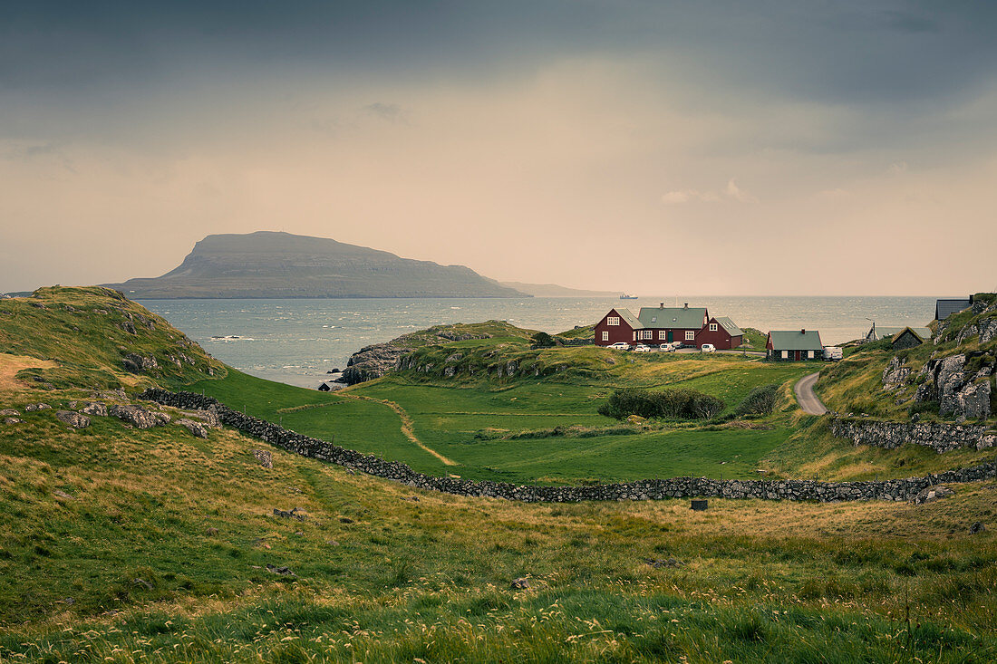 Häuser an der Küste in Torshavn, Färöer Inseln\n
