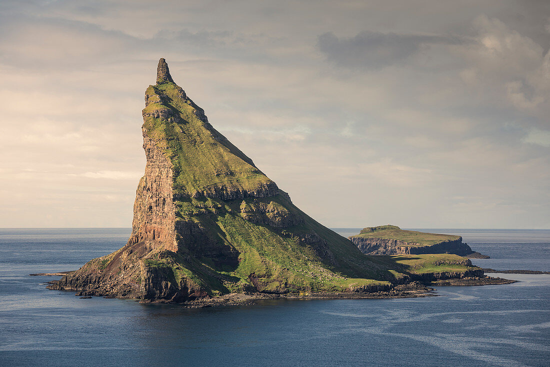 Insel Tindholmur auf Vagar, Färöer Inseln\n