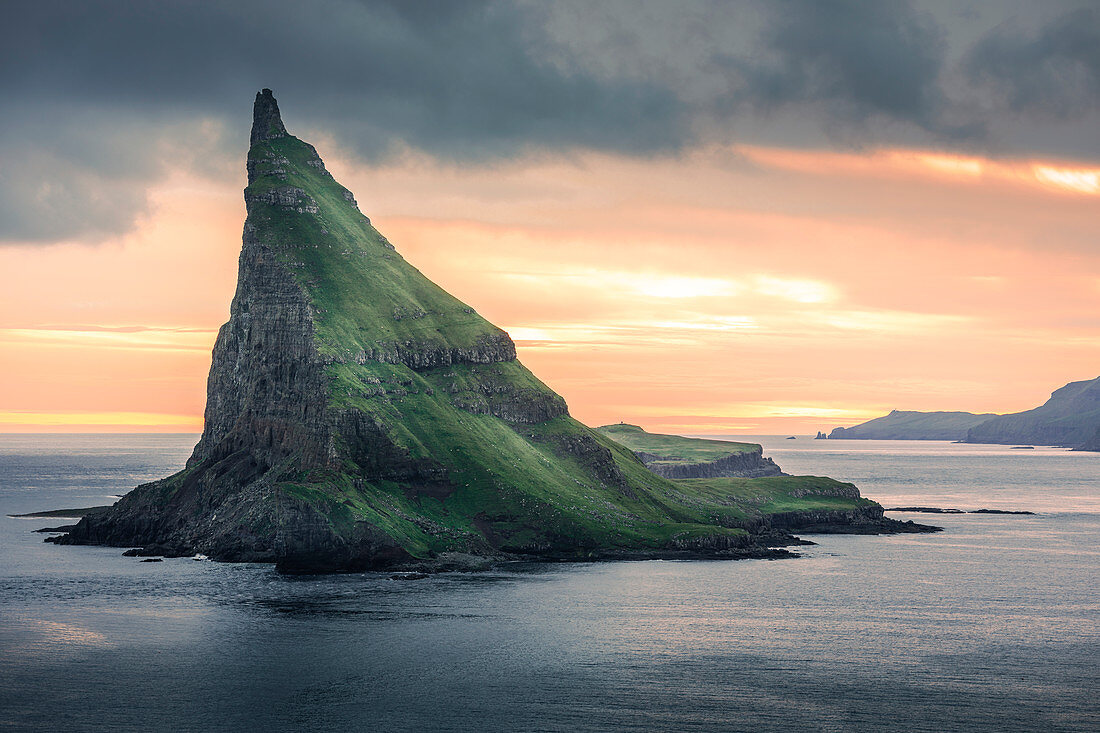 Insel Tindholmur im Sonnenuntergang auf Vagar, Färöer Inseln\n
