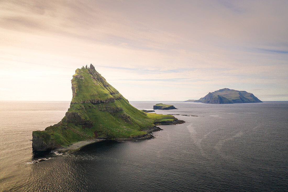 Insel Tindholmur und Mykines bei Sonnenuntergang, Färöer Inseln\n