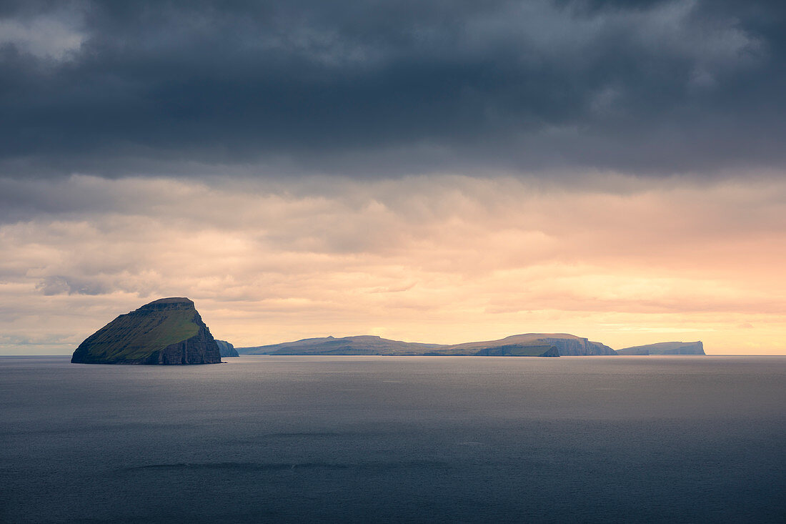 Insel Koltur im Sonnenuntergang, Färöer Inseln\n