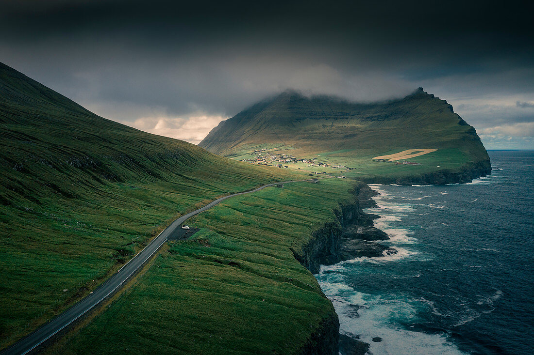 Straße nach Viðareiði unter dem Berg Villingadalsfjall auf der Insel Vidoy, Färöer Inseln\n