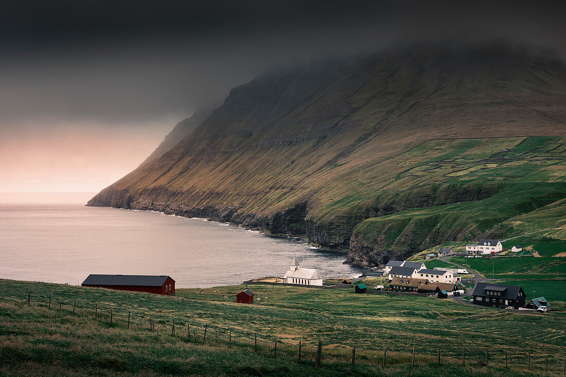 Dorf Viðareiði mit Kirche am Meer auf der Insel Vidoy, Färöer Inseln\n