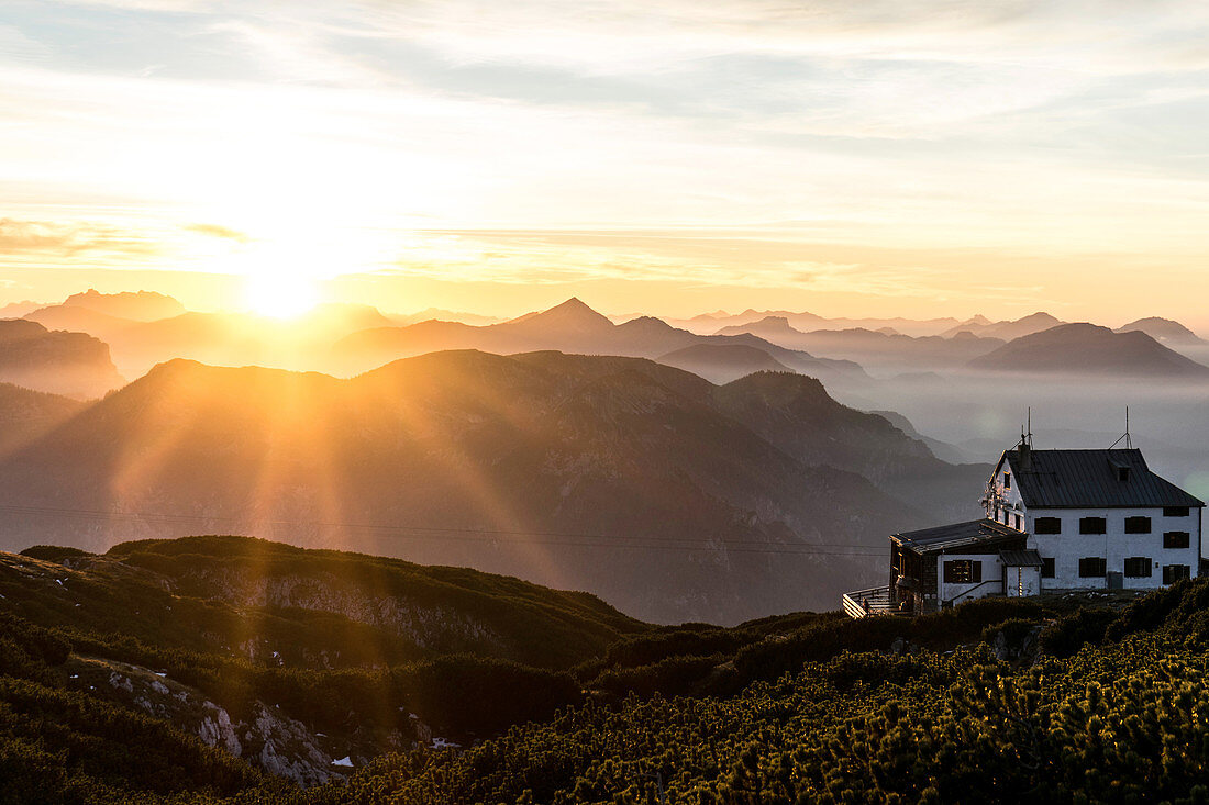 Sonnenuntergang am Stöhrhaus mit Blick über das Lattengebirge und die Chiemgauer Alpen, Untersberg, Berchtesgadener Alpen, Bayern, Deutschland