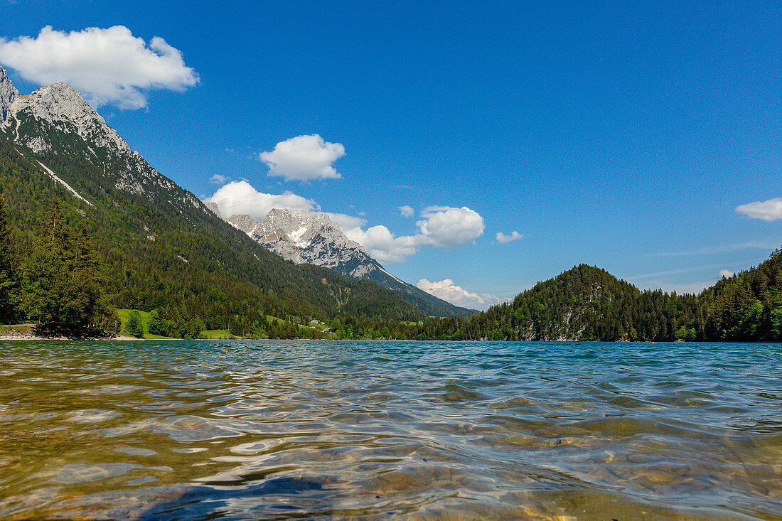 Wellen am Hintersteinersee im Kaisergebirge, Alpen, Tirol, Österreich