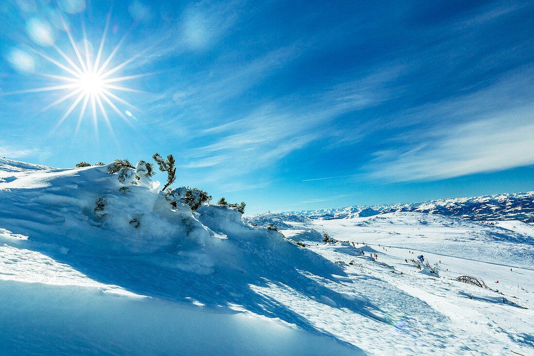 Steinplatte im Winter mit Tiroler Alpenpanorama, Tirol, Pillerseetal, Österreich