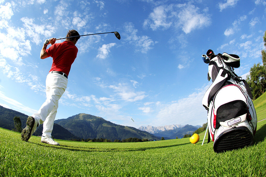 Golfsport im Kaiserwinkl mit Blick zum Kaisergebirge, Reit im Winkl, Bayern, Deutschland
