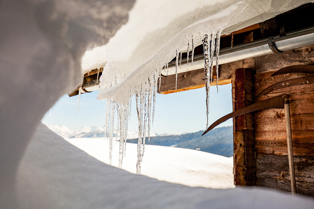 Verschneite Almhüte auf der Kammerköhr, Tirol, Österreich, Pillerseetal