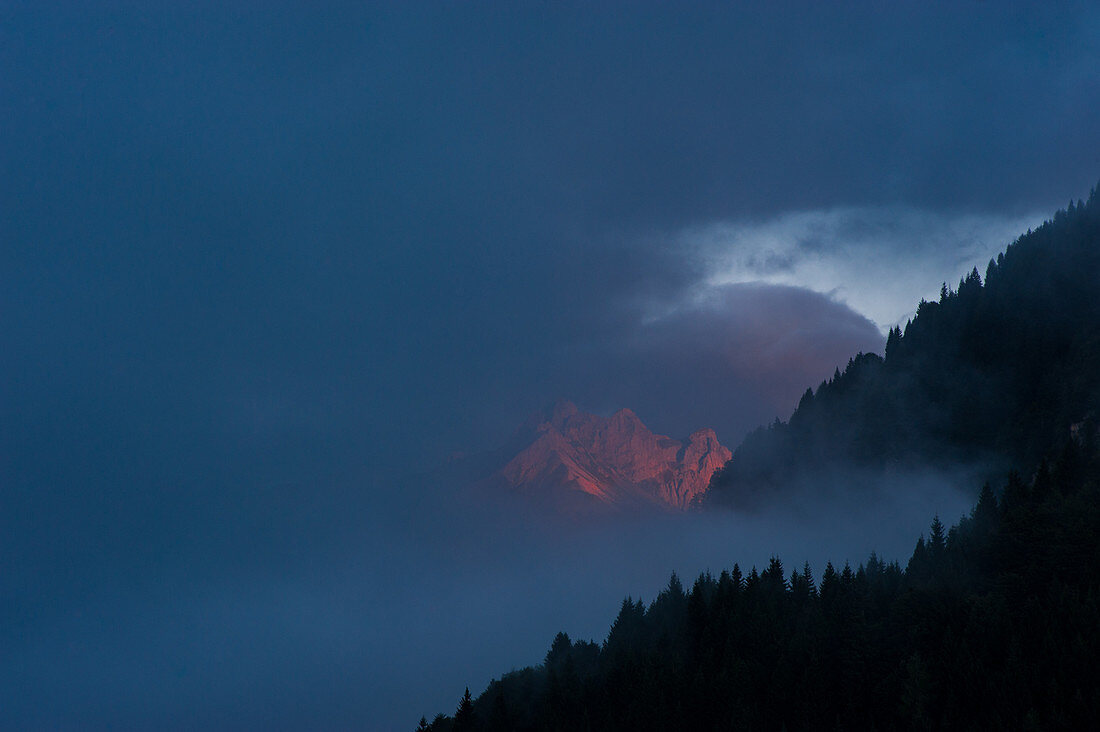 Sonnenaufgang am Monte Bivera, östliche Karnische Alpen in der Provinz Udine in der Region Friaul-Julisch Venetien. Italien