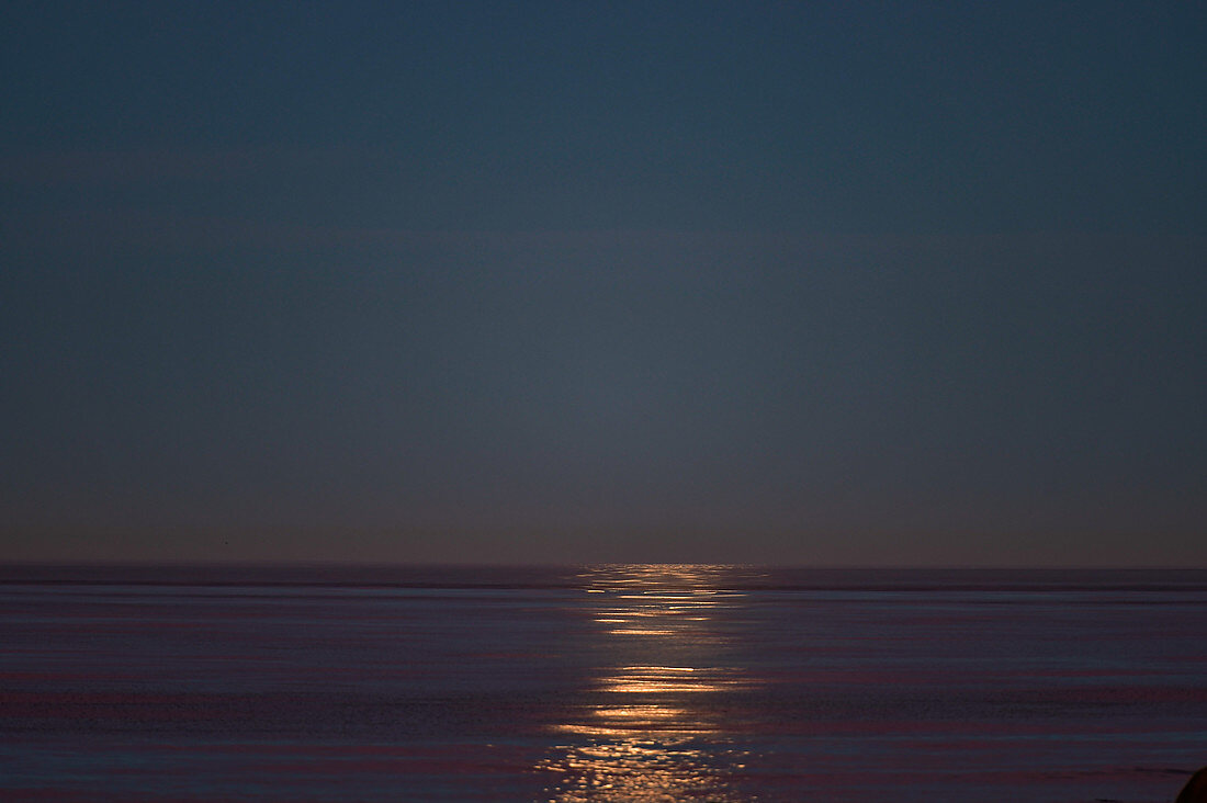 Blick auf das Meer mit leuchtender Spur des Mondes, Grimsholmen, Halland, Schweden