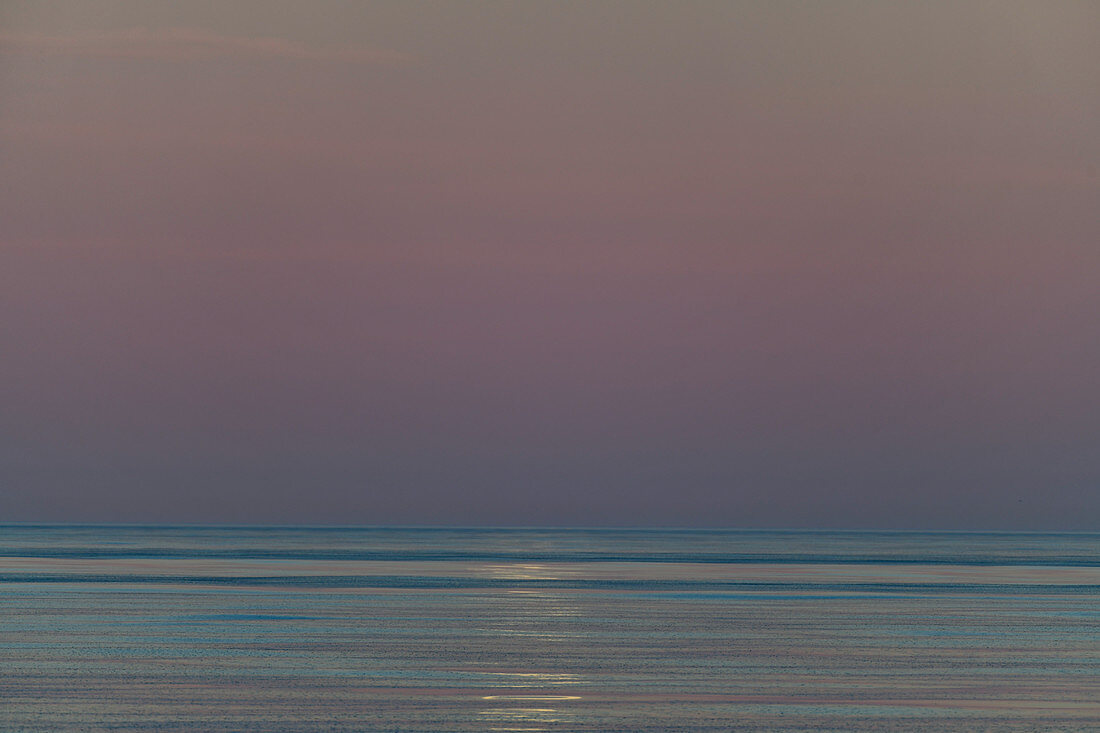 Reflektion von Mondlicht auf dem Meer am frühen Morgen, bei Grimsholmen, Halland, Schweden